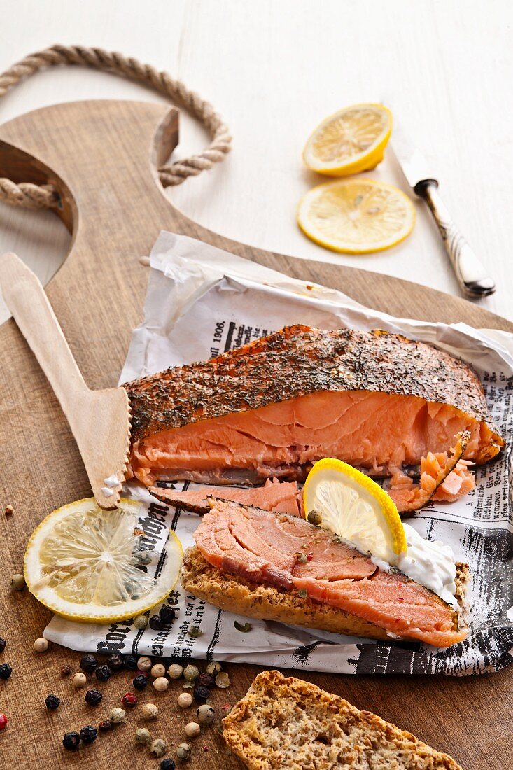 Home-made smoked salmon with peppercorns and lemon