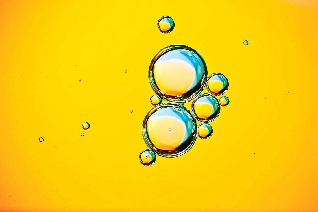 Luftblasen in gelbem Wasser