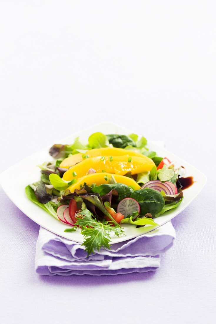 Blattsalat mit Mango, Tomaten und Radieschen