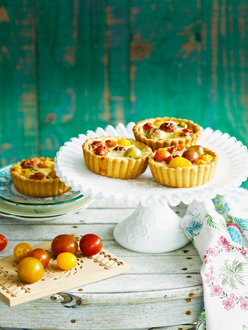 Savoury pastry tartlets with cheddar and tomatoes