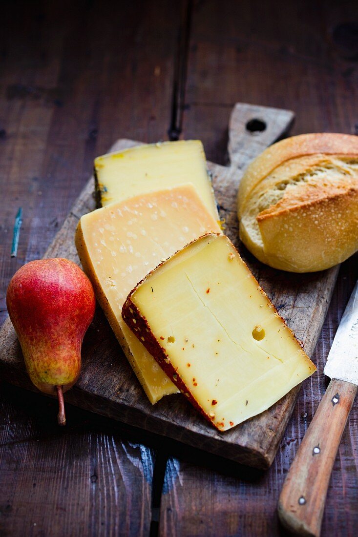 Verschiedene Käsesorten aus Deutschland mit Birne und Brötchen