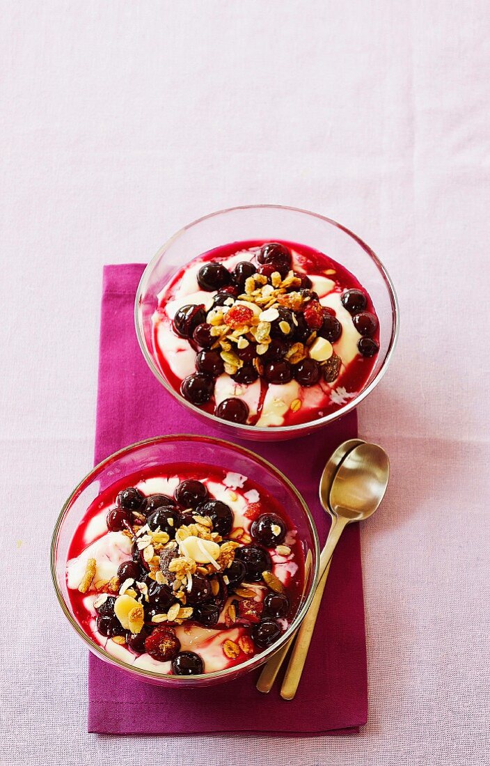 Yoghurt with muesli and blueberry compote