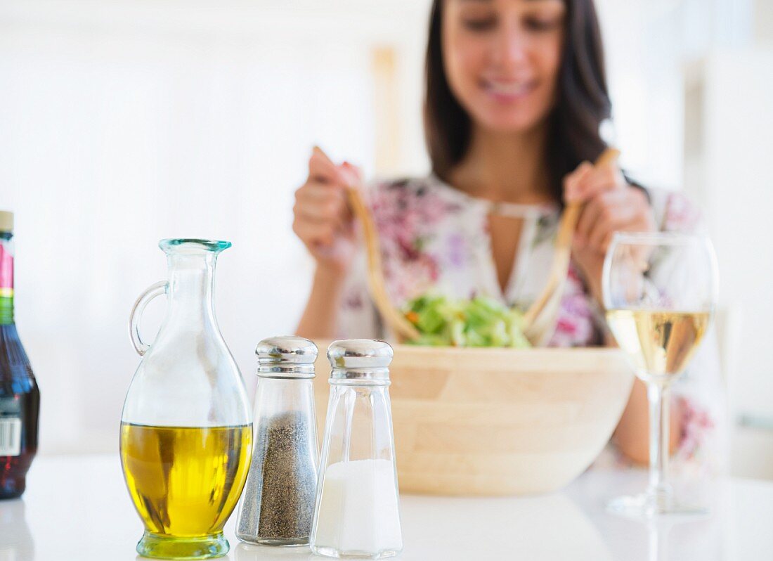 Zutaten für eine Vinaigrette auf weisser Tischplatte