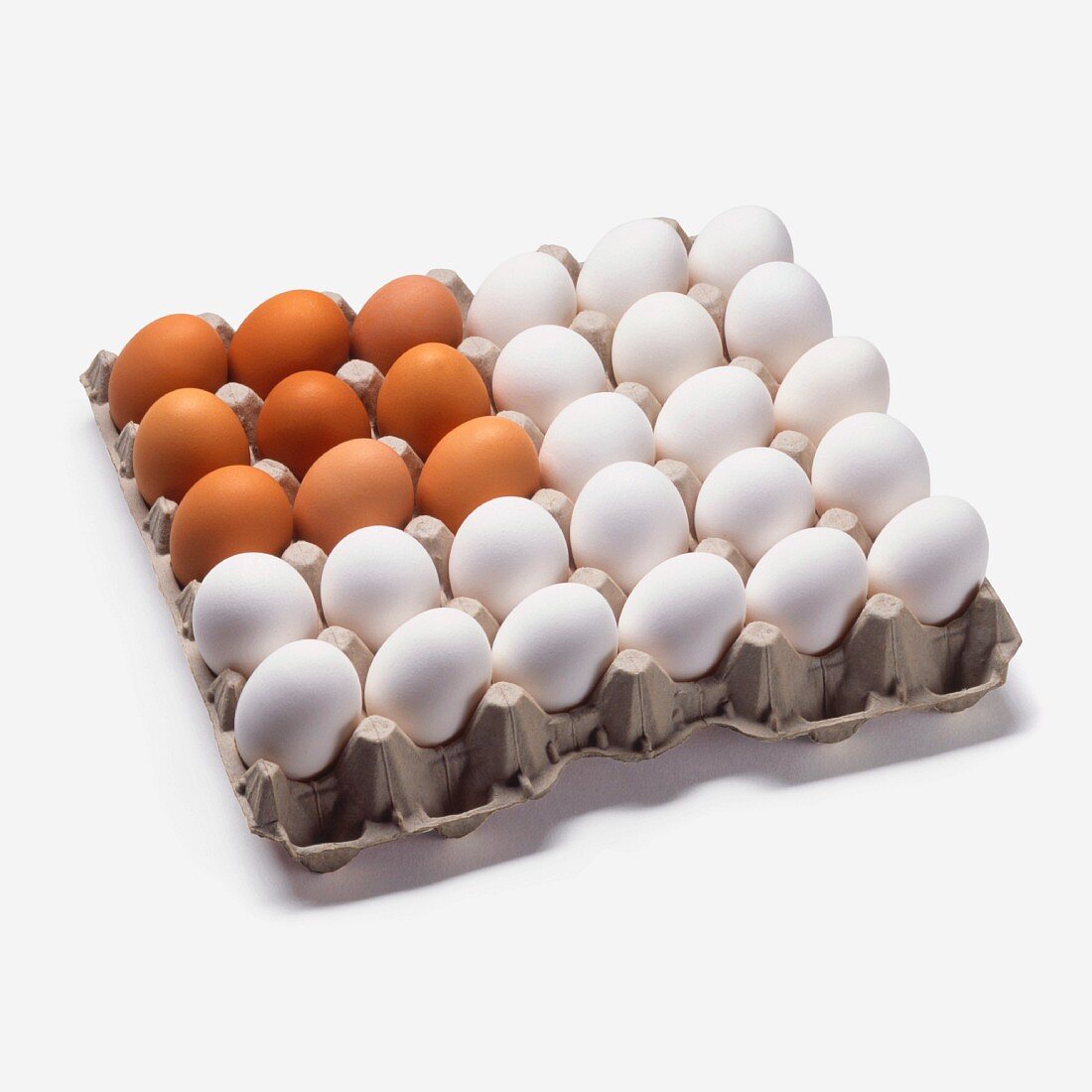 Braune und weiße Eier im Karton