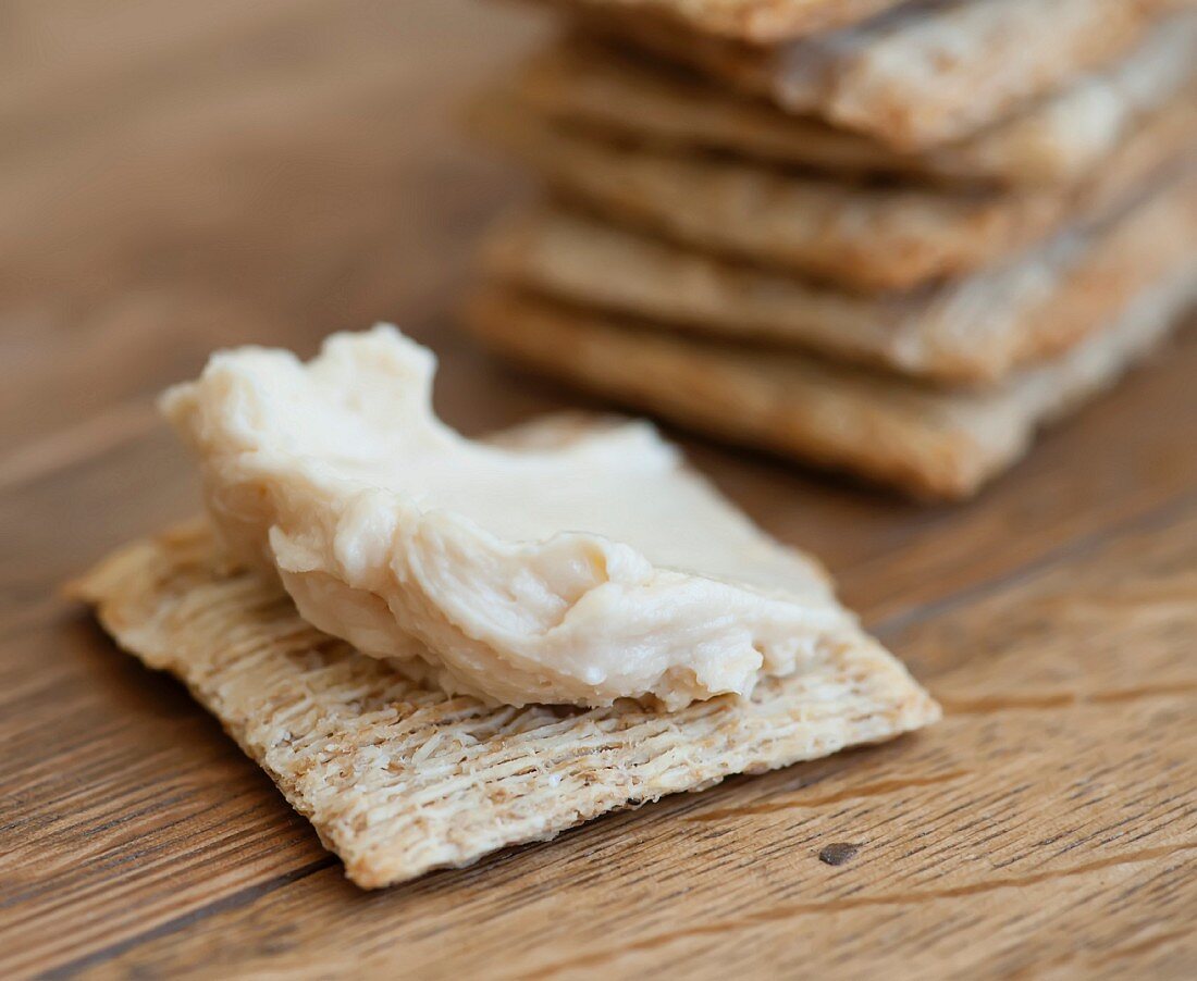 Cracker mit Hummus