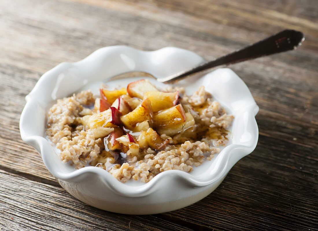 Haferflocken mit Butter, Milch und Obst