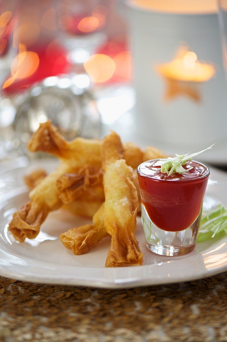 Frittierte Garnelenröllchen mit scharfem Dip