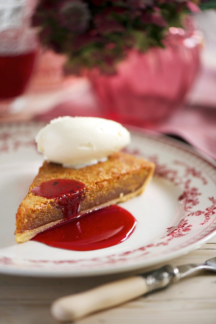 Stück Treacle Tarte mit Vanilleeis (Sirupkuchen, England)