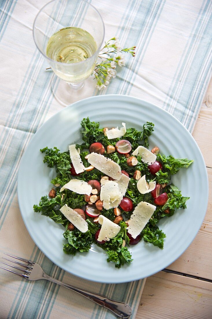 Green kale salad with grapes, hazelnuts and Parmesan