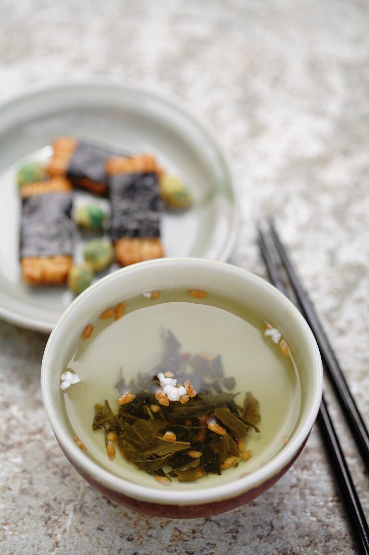 Aufgebrühter Genmaicha-Tee in Teeschälchen