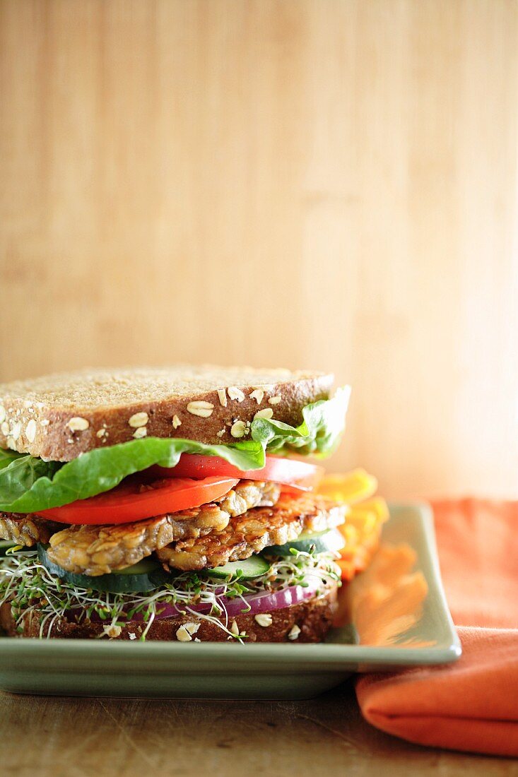 Sandwich mit Tempeh, Sprossen, Gurke & Tomate