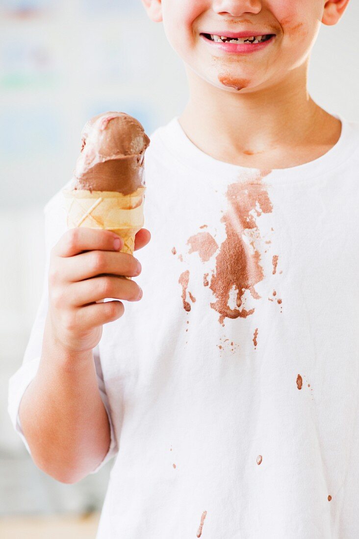 Junge mit Eistüte & bekleckertem T-Shirt