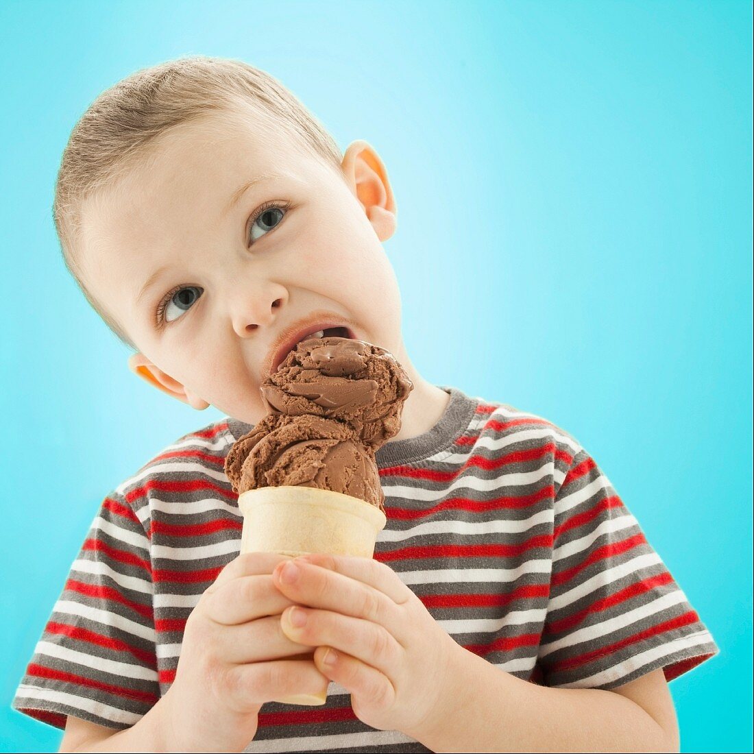 Junge isst Waffeltüte mit Schokoladeneis