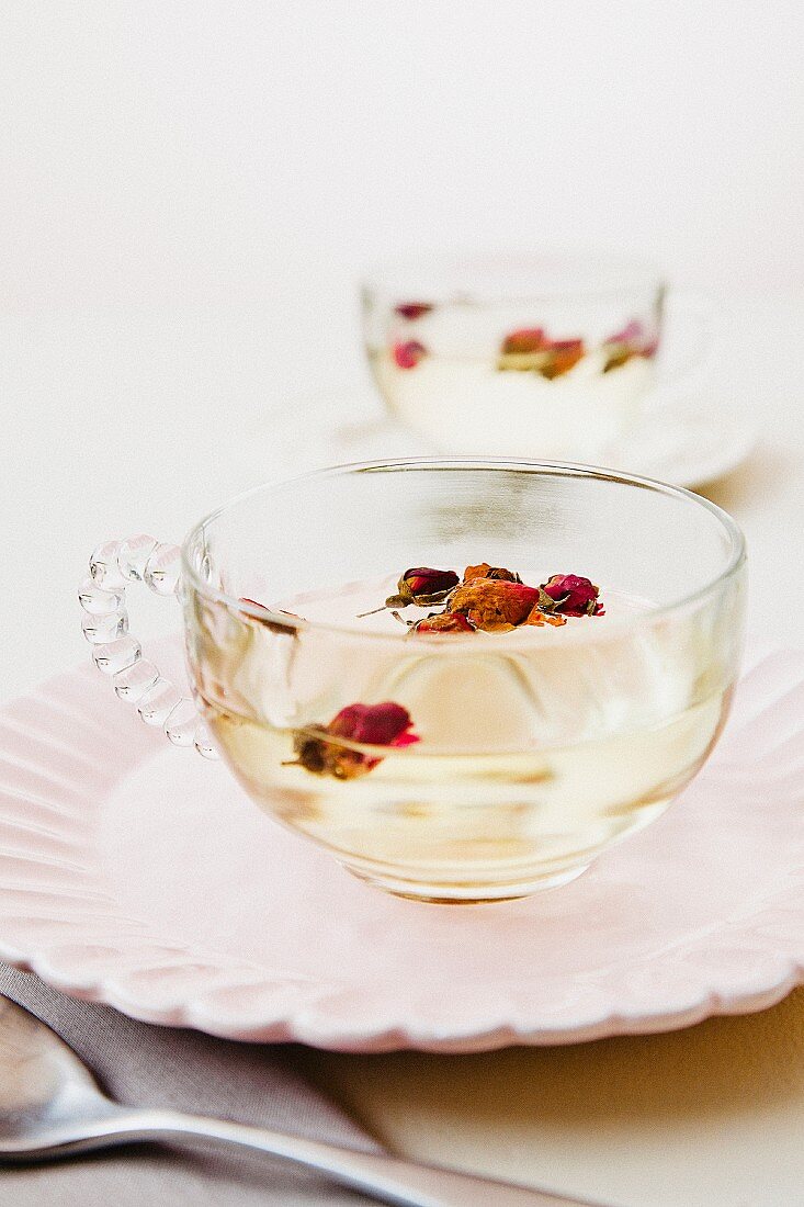 Tasse Tee mit getrockneten Rosenblüten