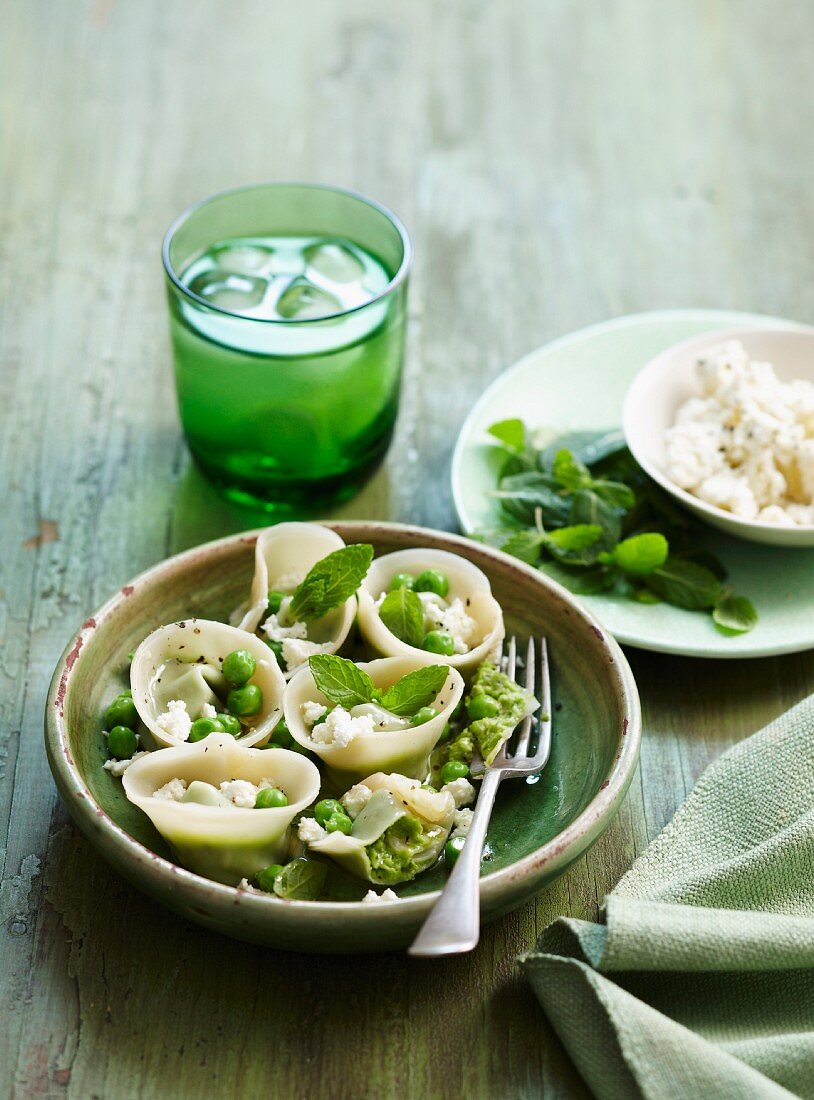 Tortellini with ricotta, peas and mint leaves