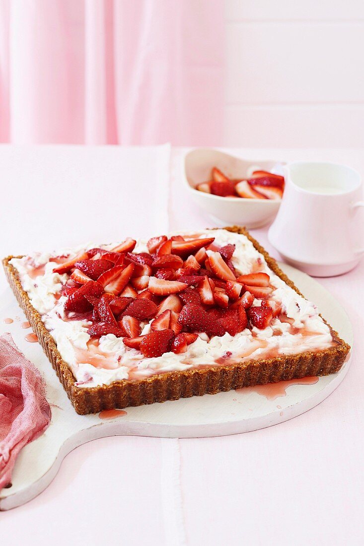 Strawberry tart with cream cheese