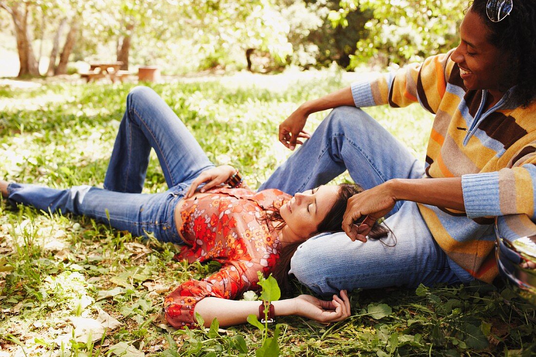 Pärchen relaxed auf sommerlicher Wiese