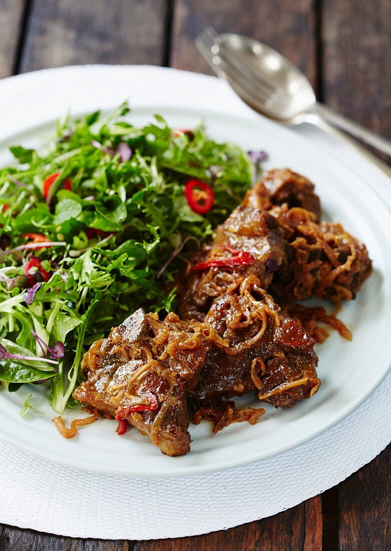 Lamb chops with caramelised onions and mixed lettuce (Asia)