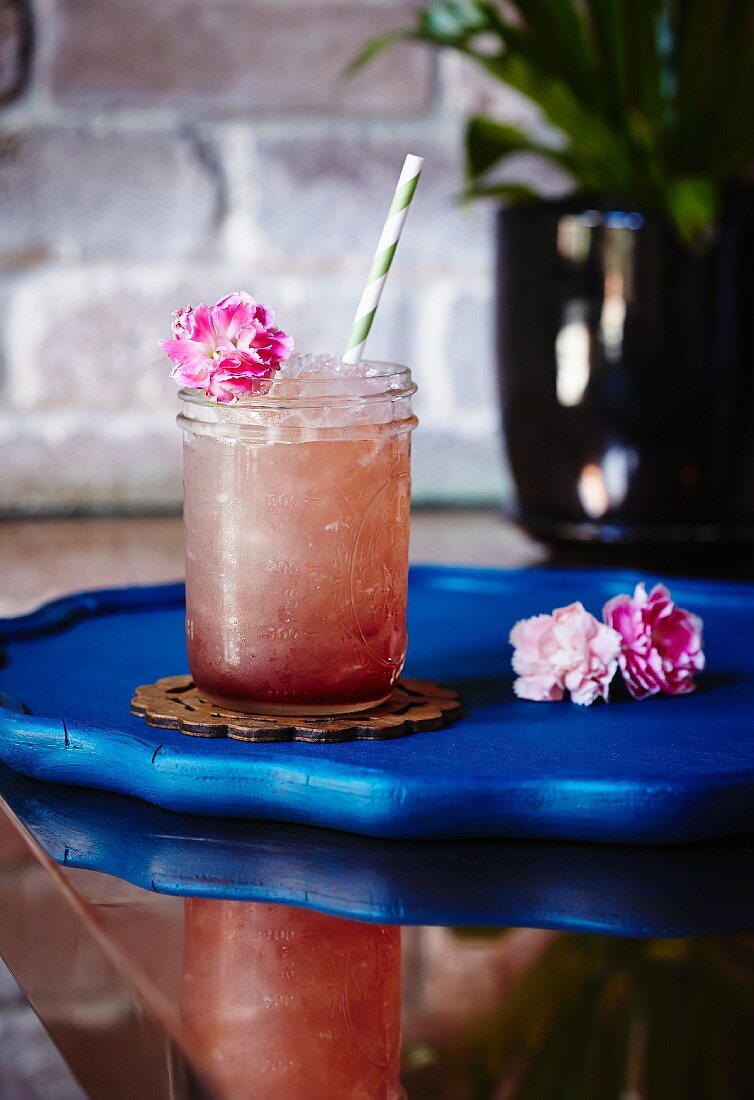 Heidelbeer-Brombeer-Cocktail mit Rosenblüten