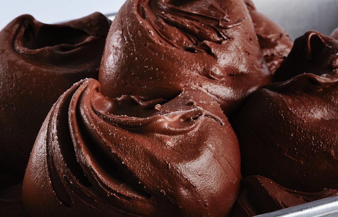 Creamy chocolate ice cream (close-up)