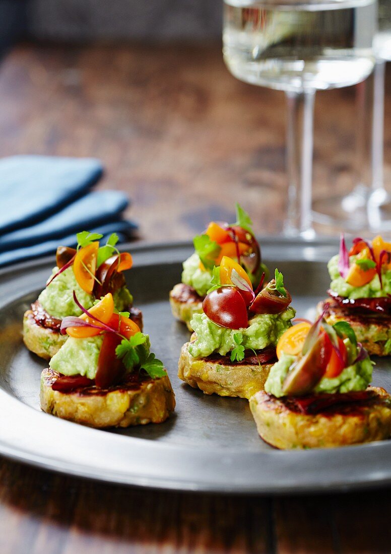 Maispuffer mit Guacamole und Tomaten