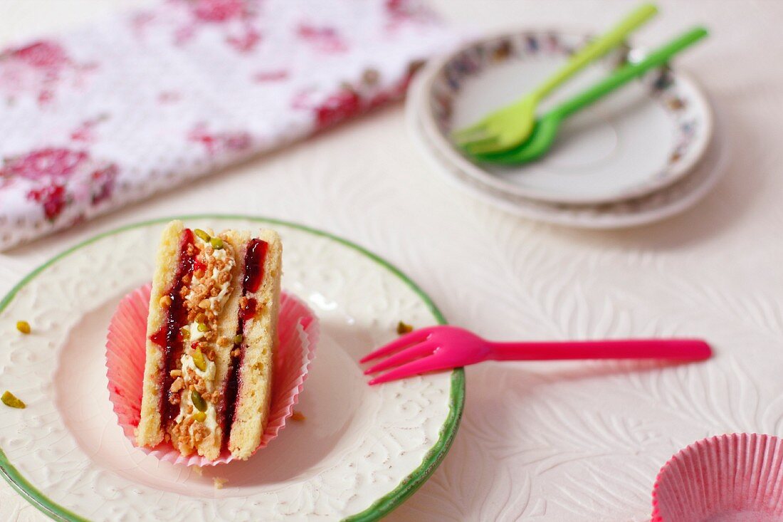 Cakewich with buttercream and cherry jam