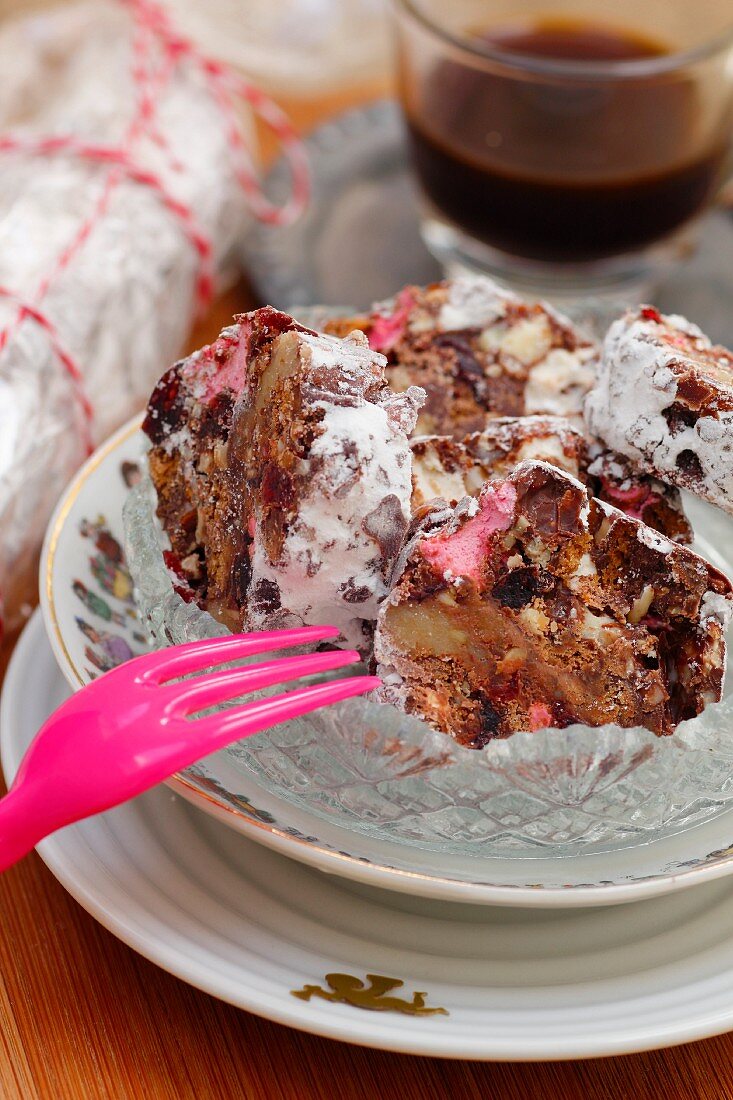 Schokosalami mit rosa Marshmallows zu Weihnachten