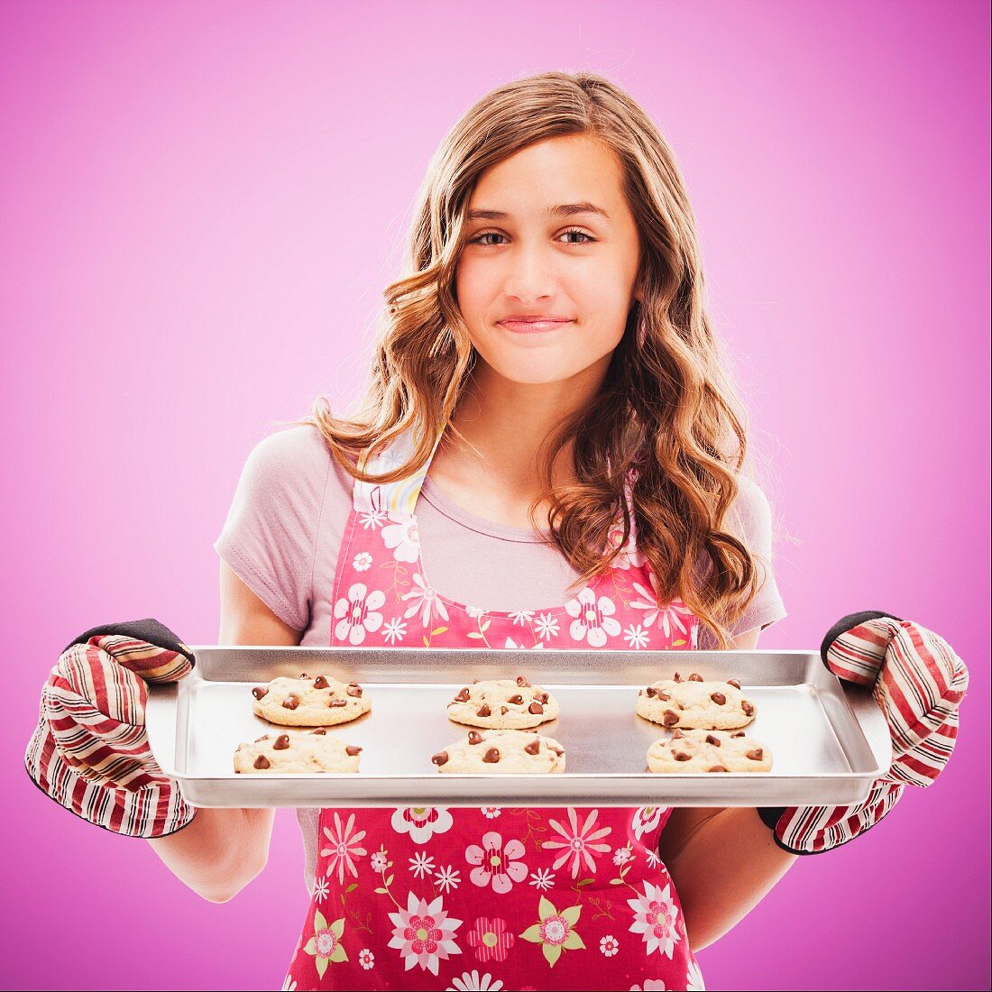 Stolzer Teenager mit selbstgebackenen Schoko-Cookies