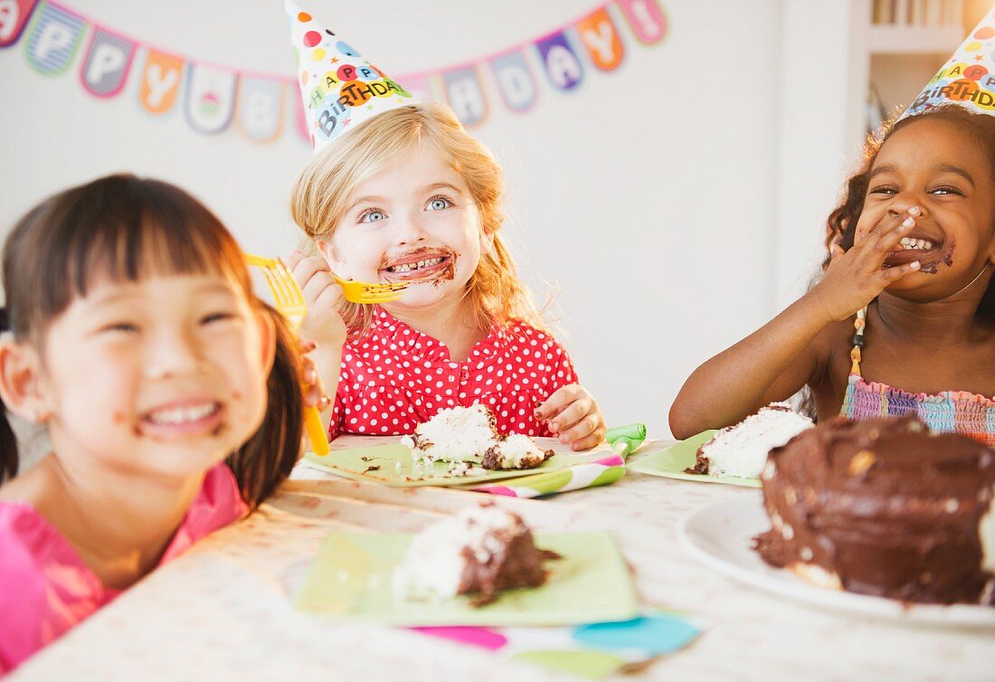 Fröhliche Kinder mit Geburtstagstorte