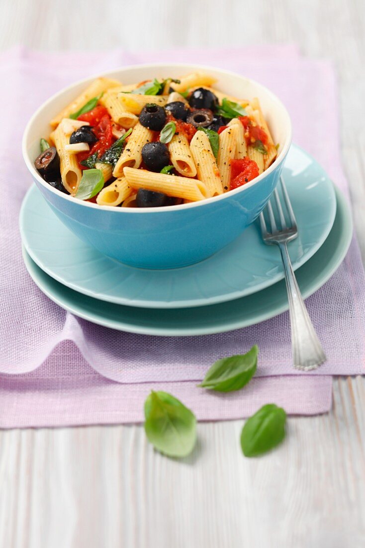 Penne with black olives and tomatoes