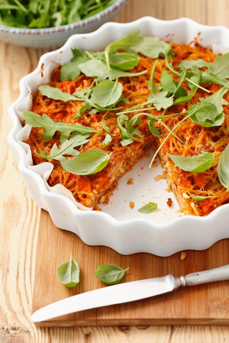Spaghetti bake with minced meat, rocket and basil