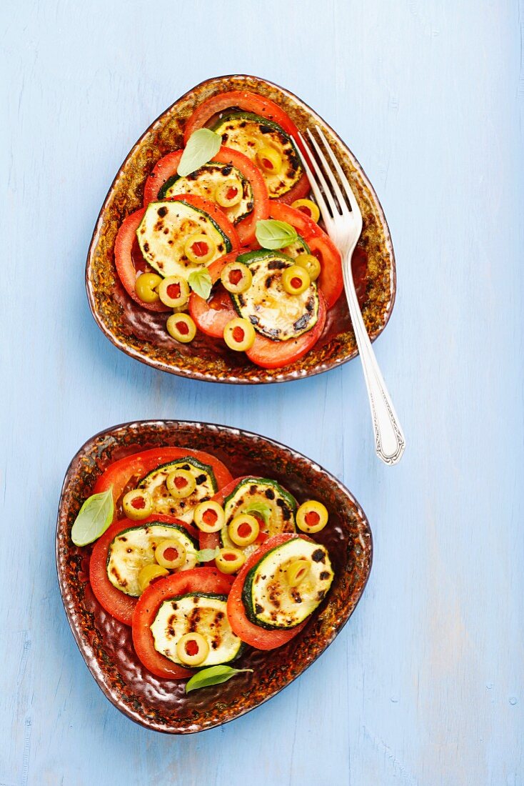 Tomatensalat mit gegrillten Zucchini und grünen Oliven