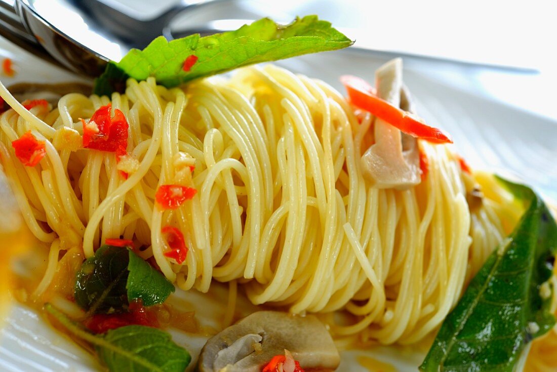 Spaghetti mit Chilischoten und Thaibasilikum