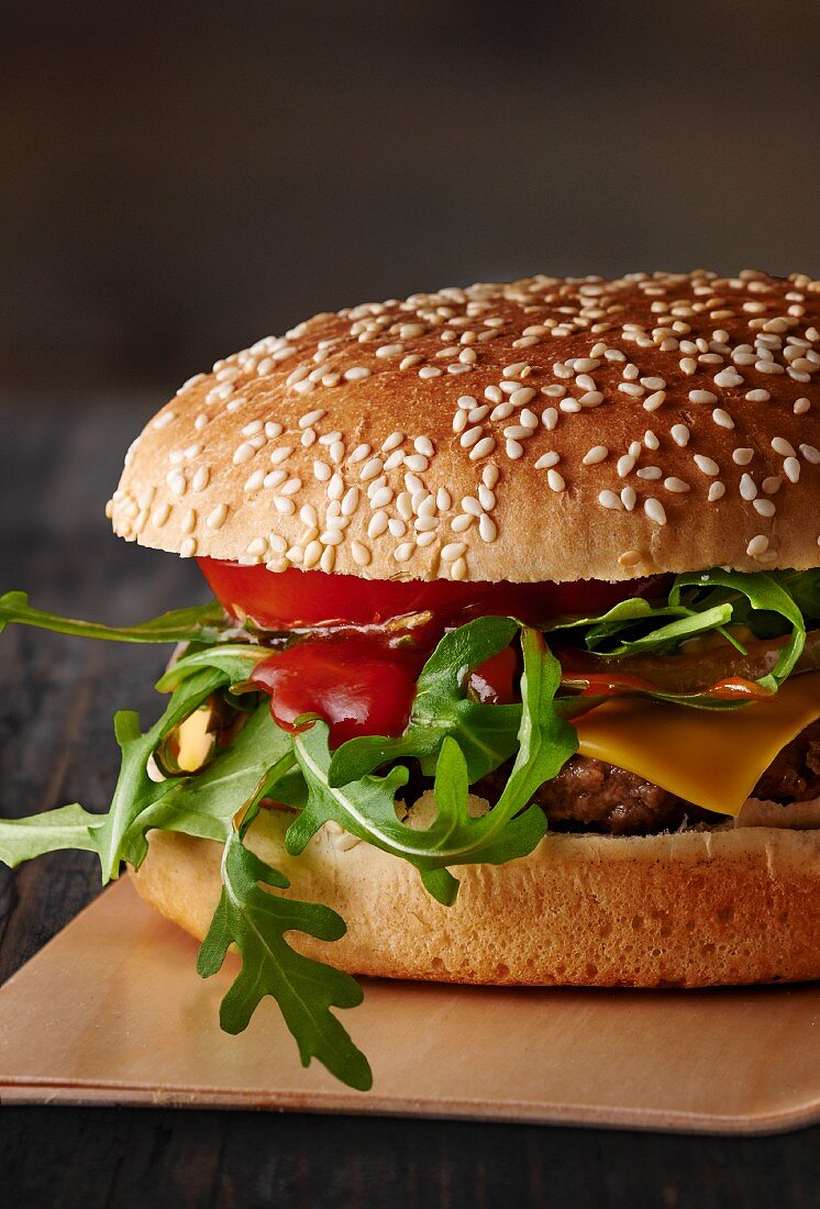 Cheeseburger mit Ketchup und Rucola