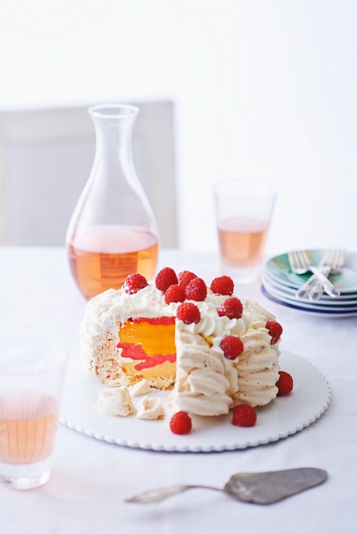 Baisertorte mit Vacherin und Himbeeren, angeschnitten