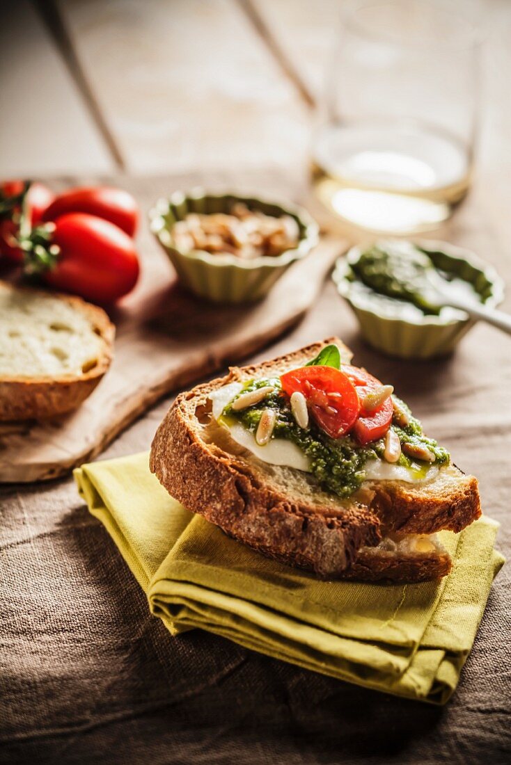 Bruschetta al pesto (Röstbrot mit Basilikumpesto)