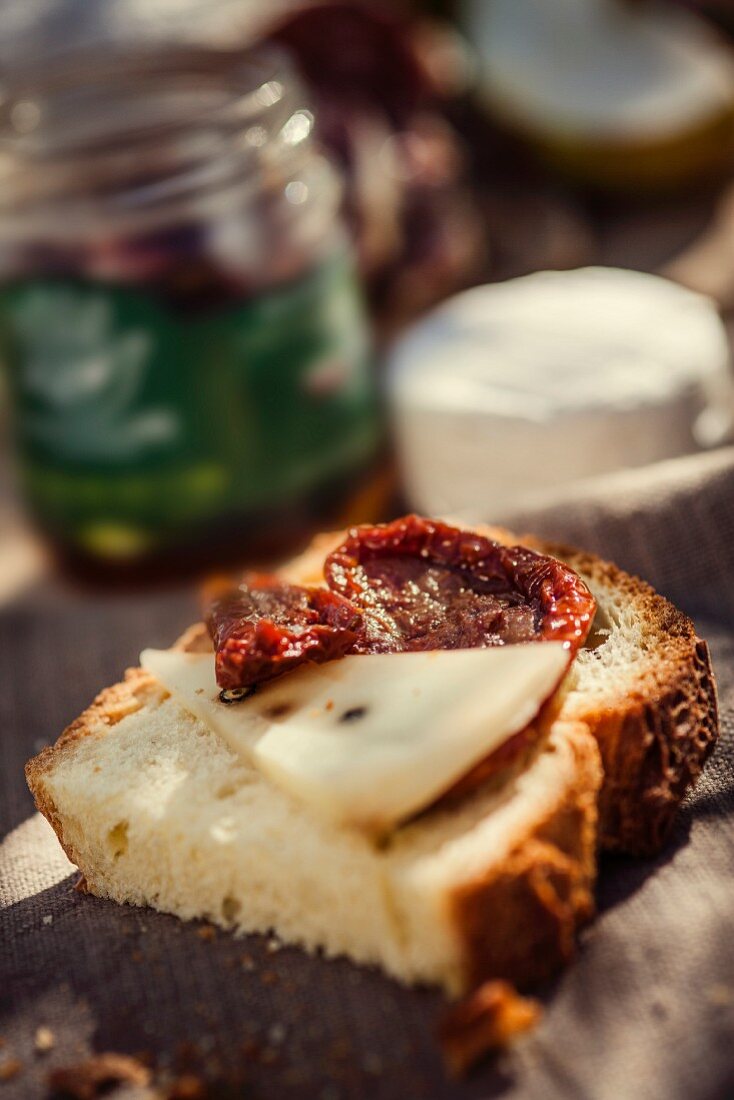 Bruschetta pomodoro e pecorino (Röstbrot mit Tomate & Schafskäse)