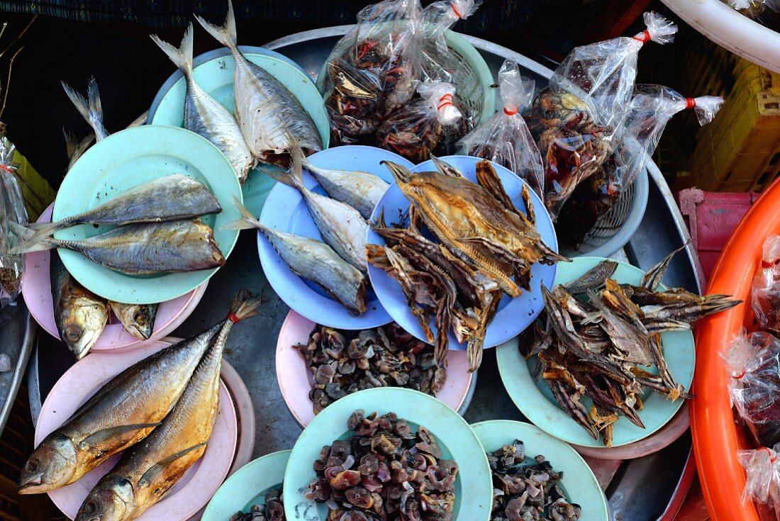 Verschiedene Fische aus Thailand auf dem Markt