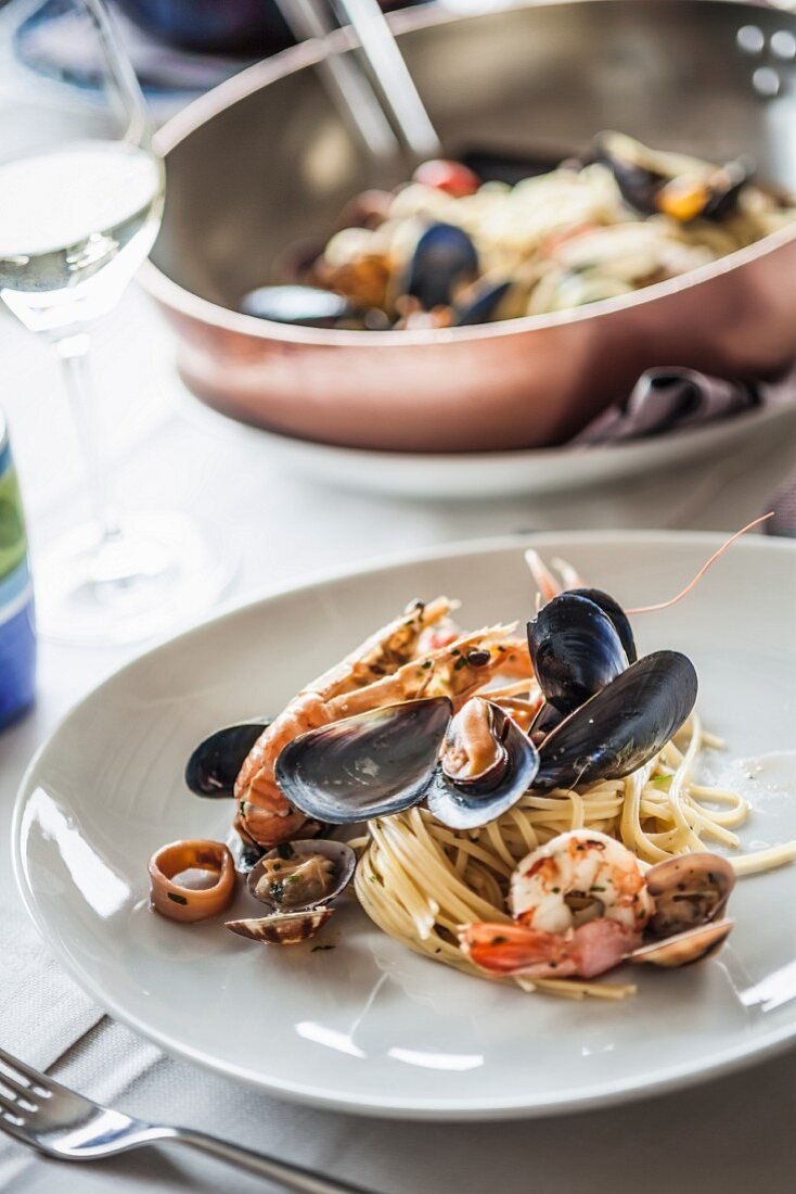 Linguine ai frutti di mare (pasta with seafood, Italy)