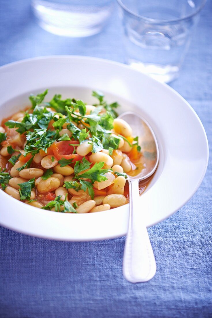 weiße Bohnen mit Tomatensauce und Kräutern