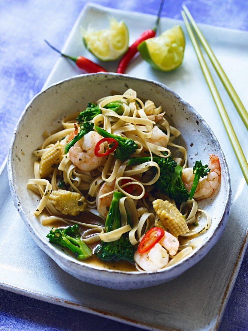 Wide noodles with king prawns and broccoli (Thailand)