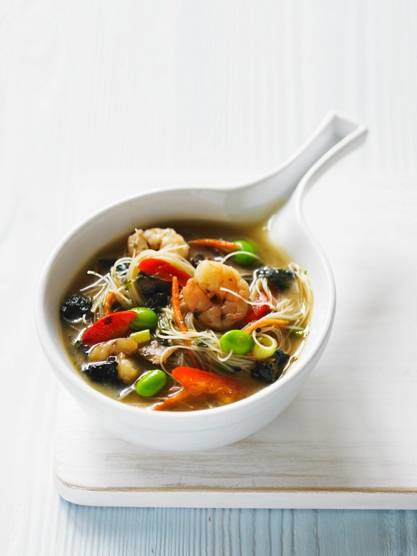 Misosuppe mit Nudeln und Riesengarnelen (Asien)