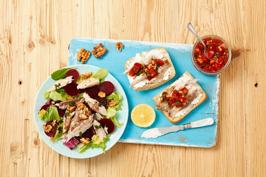 Rote-Bete-Salat mit Räuchermakrele, Ciabatta mit Räuchermakrele und Tomatensalsa