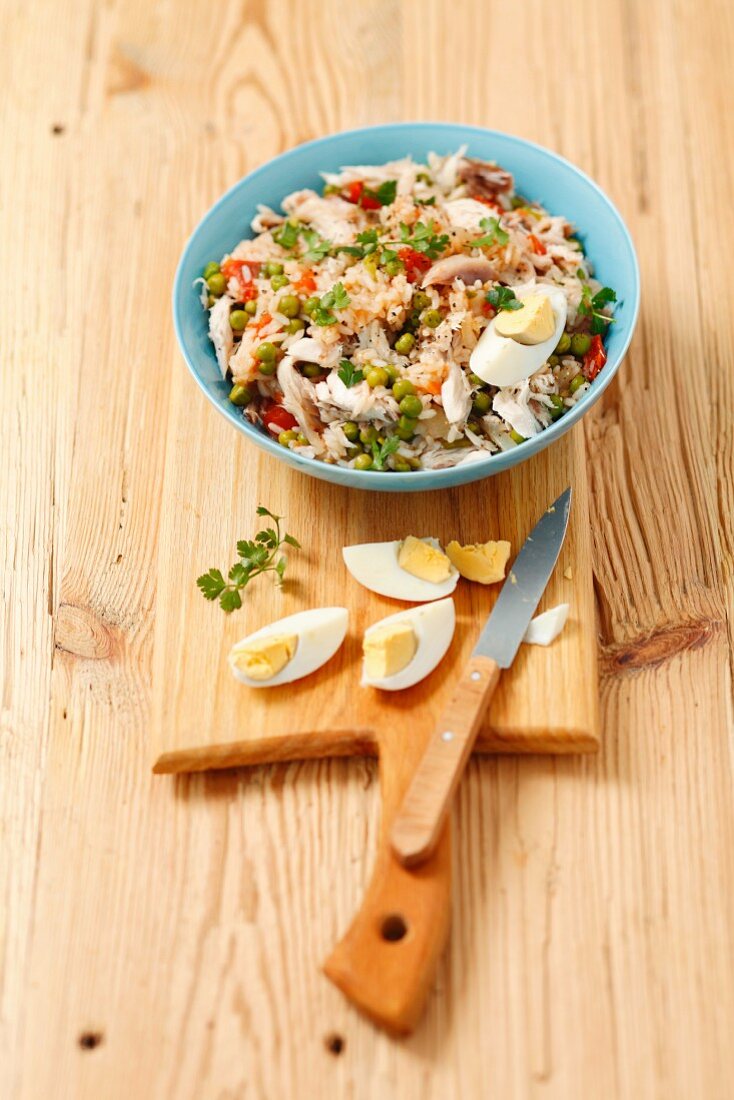 Reissalat mit Räuchermakrele, Erbsen, Tomaten und Ei