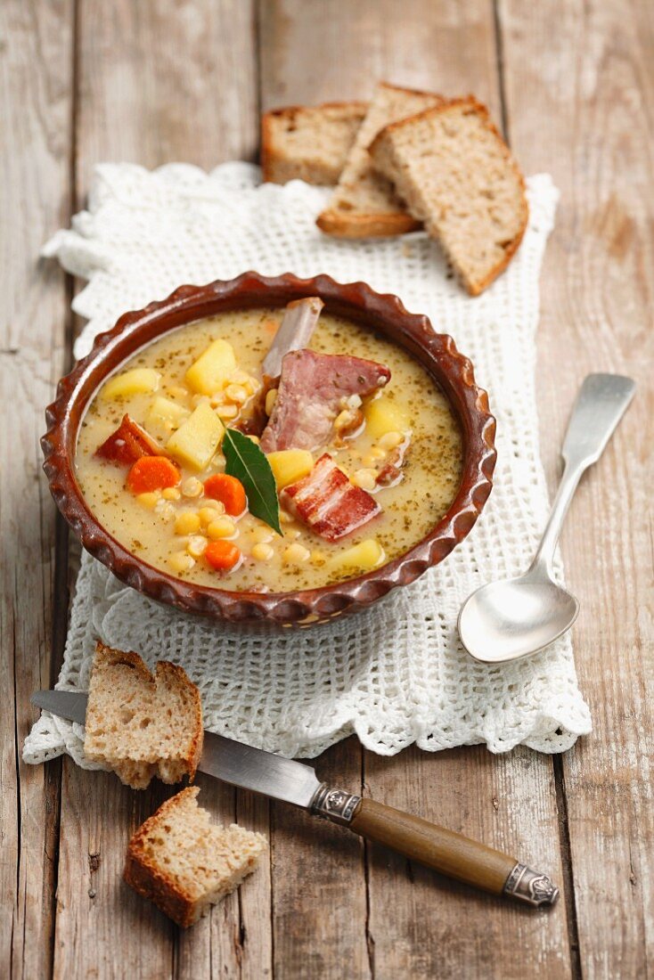 Erbsensuppe mit geräucherten Schweinerippchen