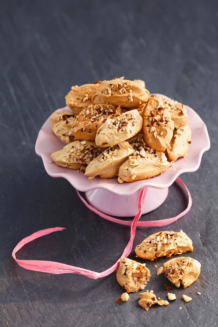 Meringues with cinnamon and nuts