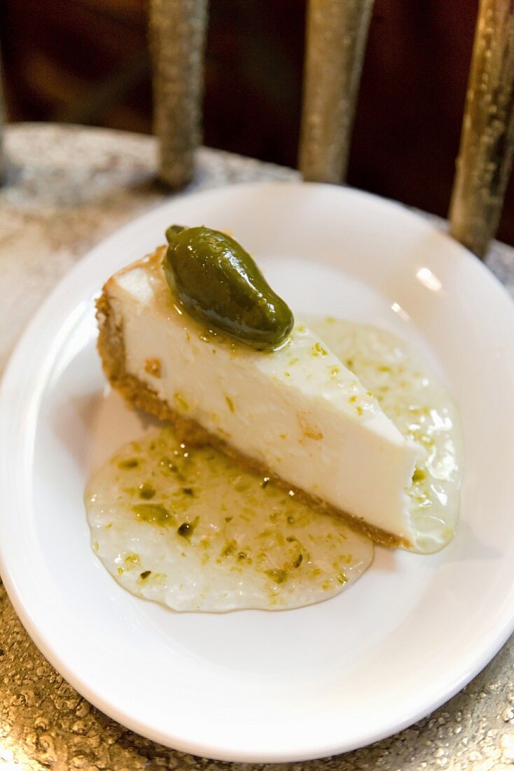 Ein Stück Käsekuchen mit Jalapeno Chilischote (Texas, USA)