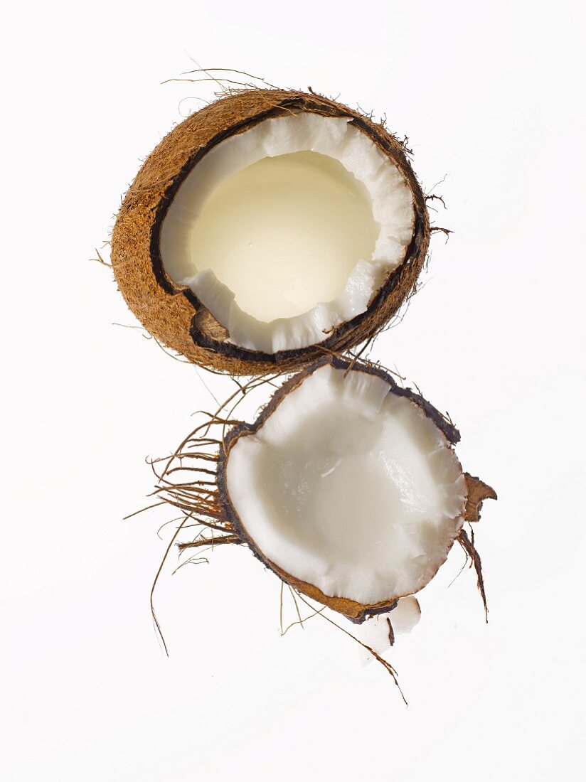 Aufgeschlagene Kokosnuss mit Kokosmilch