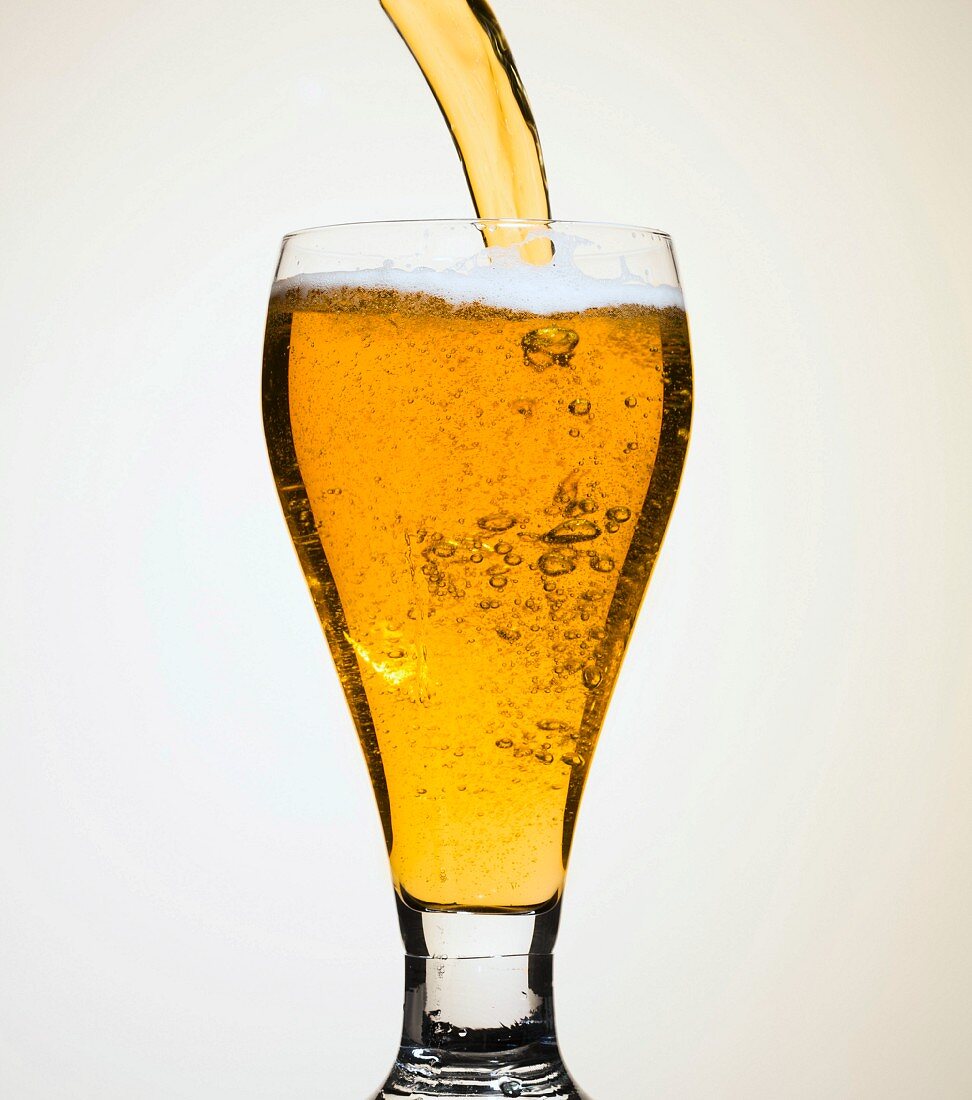 Bier in ein Glas einschenken