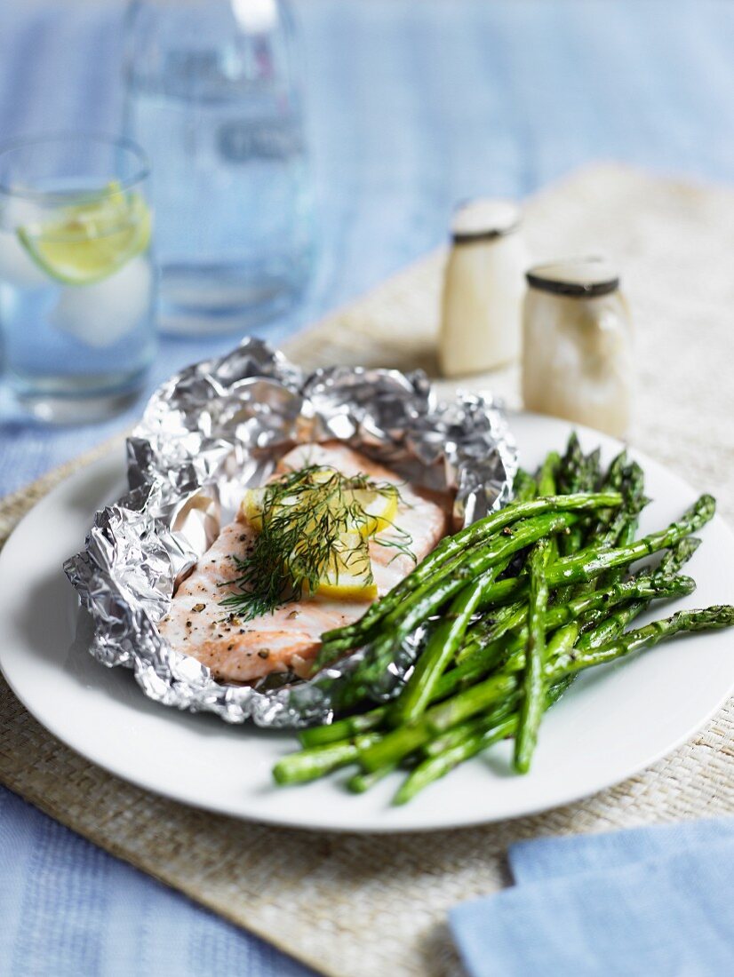 Steamed salmon with lemon and green asparagus